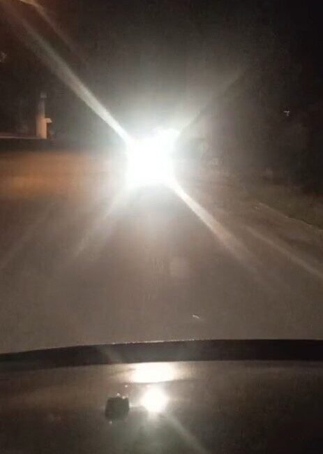 Antalya’nın Serik ilçesinde bir motosiklet sürücüsü, hatalı sollama yaptığı sırada