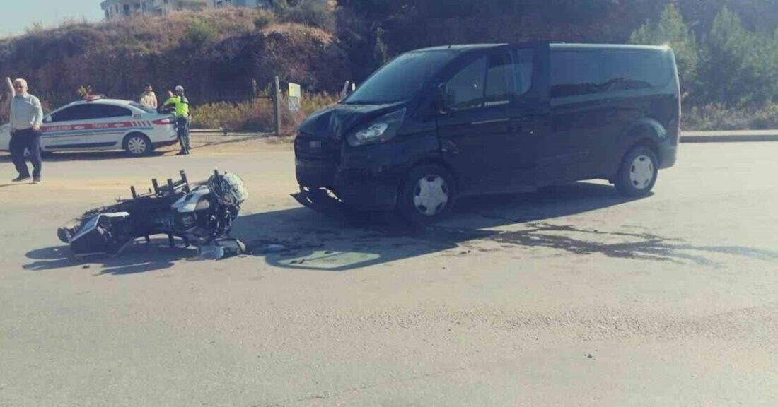 Antalya’nın Manavgat ilçesinde motosiklet ile panelvanın çarpıştığı kazada, havaya fırlayarak