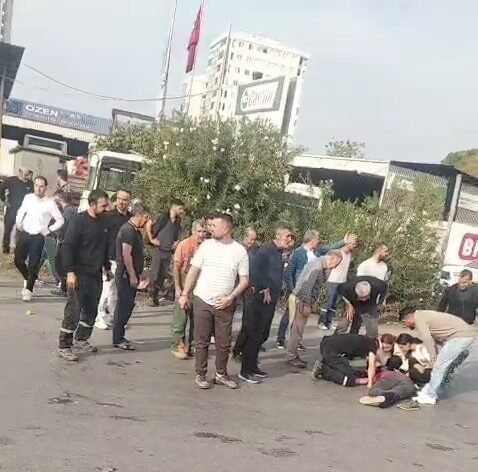Adana’nın Seyhan ilçesinde otomobil ile çarpışan motosiklet sürücüsü ağır yaralandı.