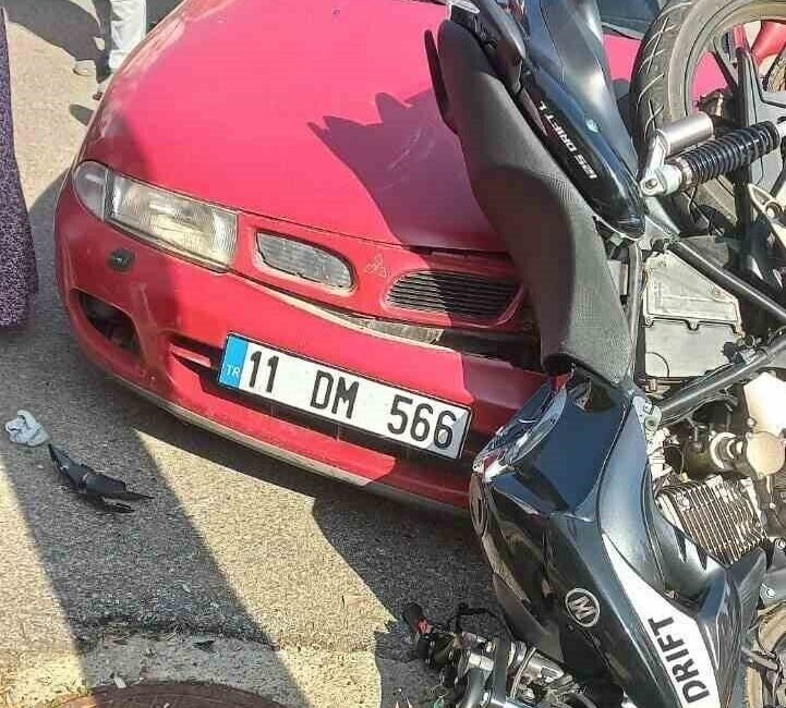 Antalya’nın Manavgat ilçesinde motosikletin U dönüşü yapan otomobile çarpması sonucu