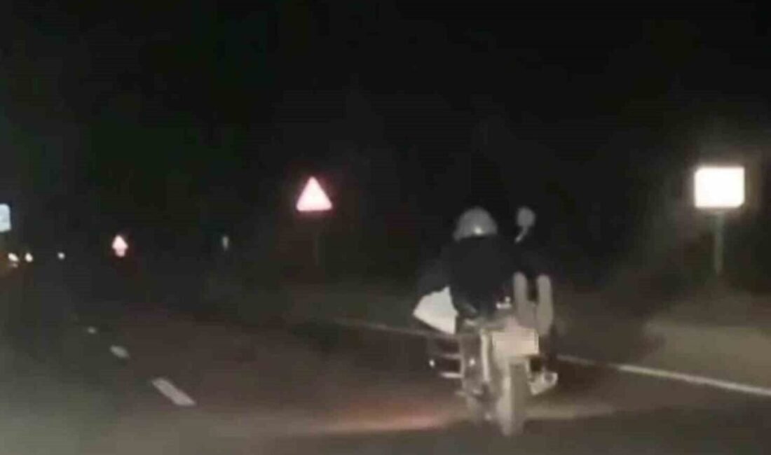 Hatay’da motosikleti üzerine yüzüstü uzanarak kullanan aday sürücüye 5 bin