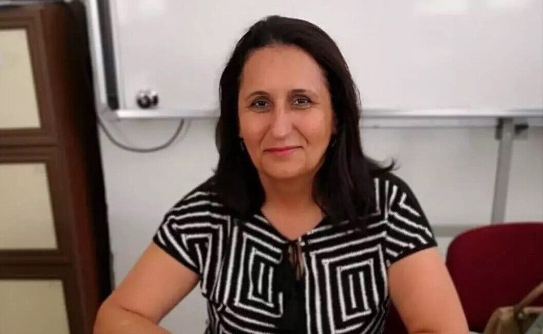 Mersin’in Silifke ilçesinde yolun karşısına geçmeye çalışan öğretmen, bir motosikletin