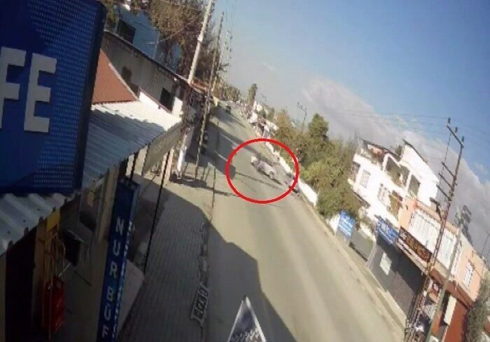 Hatay’da dönüş yapan otomobille çarpışan motosikletin o anları kameraya yansıdı.