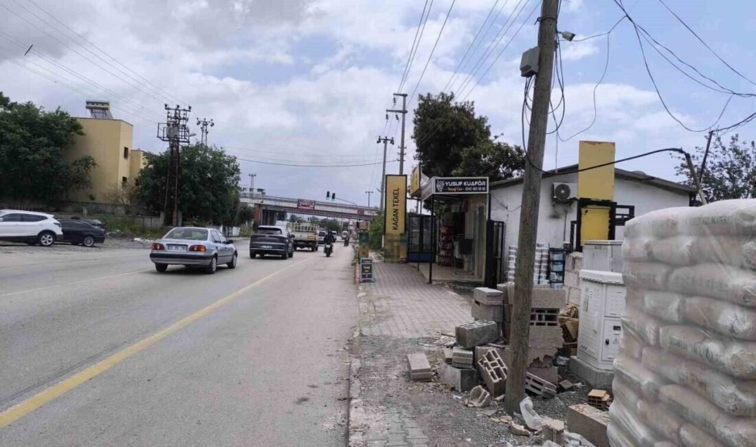 Hatay’da motosikletin, dönüş yapmak isteyen otomobile ok gibi saplandığı kaza