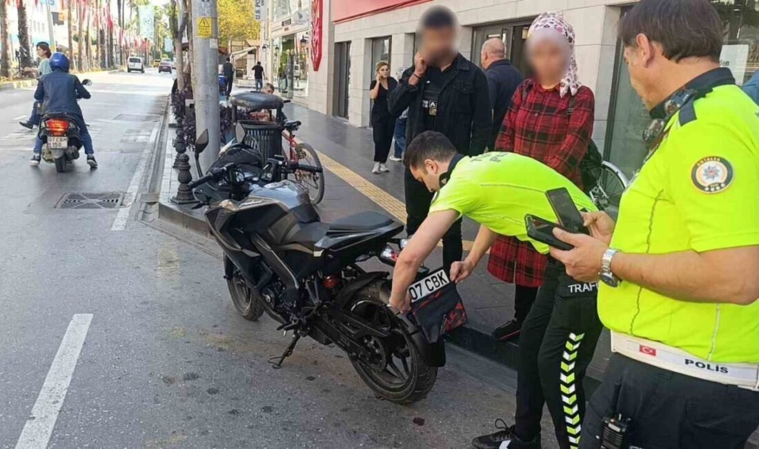 Antalya’nın Manavgat ilçesinde seyir halindeki motosikletin plakasının bandana ile kapalı