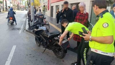 Antalya’nın Manavgat ilçesinde seyir halindeki motosikletin plakasının bandana ile kapalı
