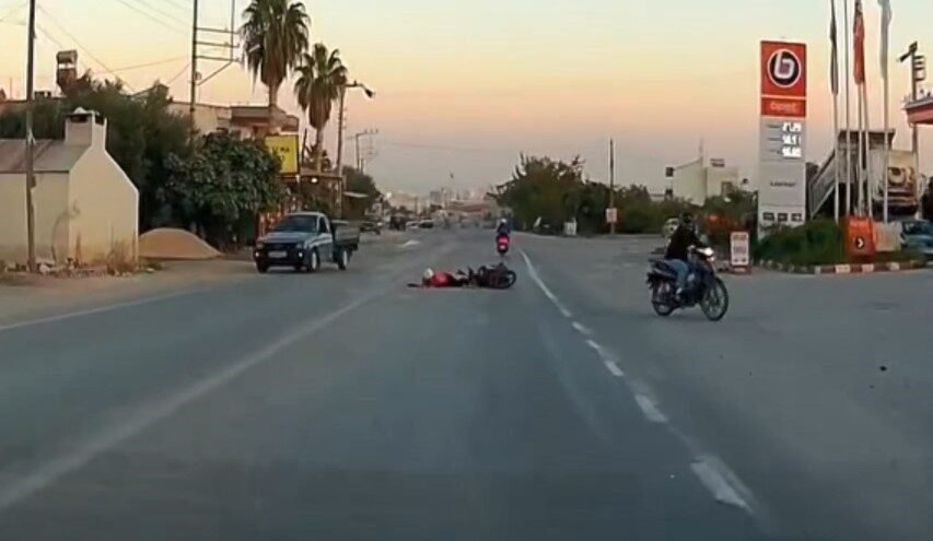 Mersin’in Erdemli ilçesinde motosikletlerin karıştığı kaza araç kamerasına saniye saniye