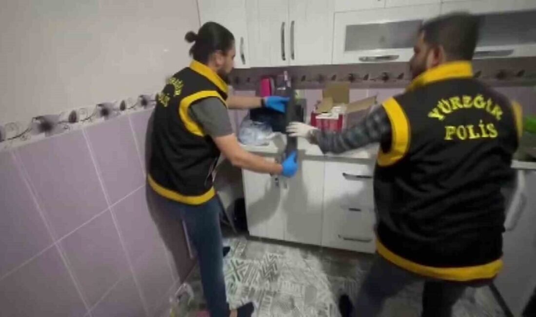 Adana’da bir evin mutfak dolabında AK-47 ve pompalı tüfek ele