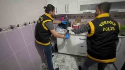 Adana’da bir evin mutfak dolabında AK-47 ve pompalı tüfek ele