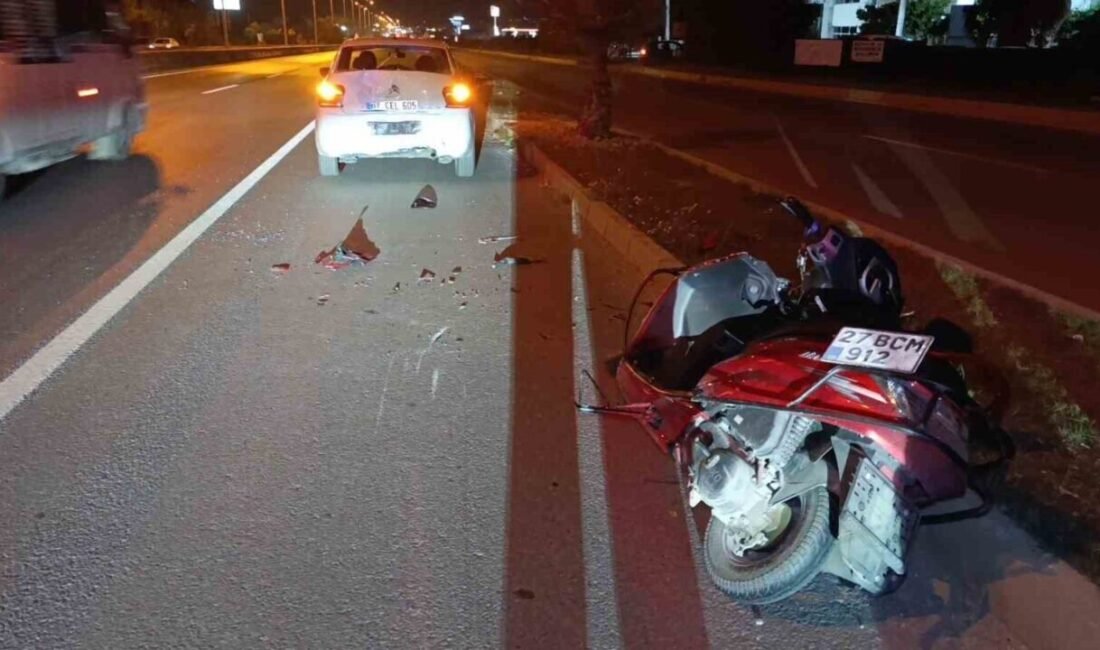 Antalya’nın Manavgat ilçesinde emniyet şeridinde duran otomobile motosikletin arkadan çarpması
