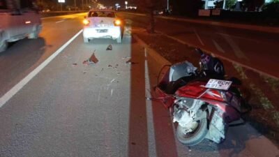 Antalya’nın Manavgat ilçesinde emniyet şeridinde duran otomobile motosikletin arkadan çarpması