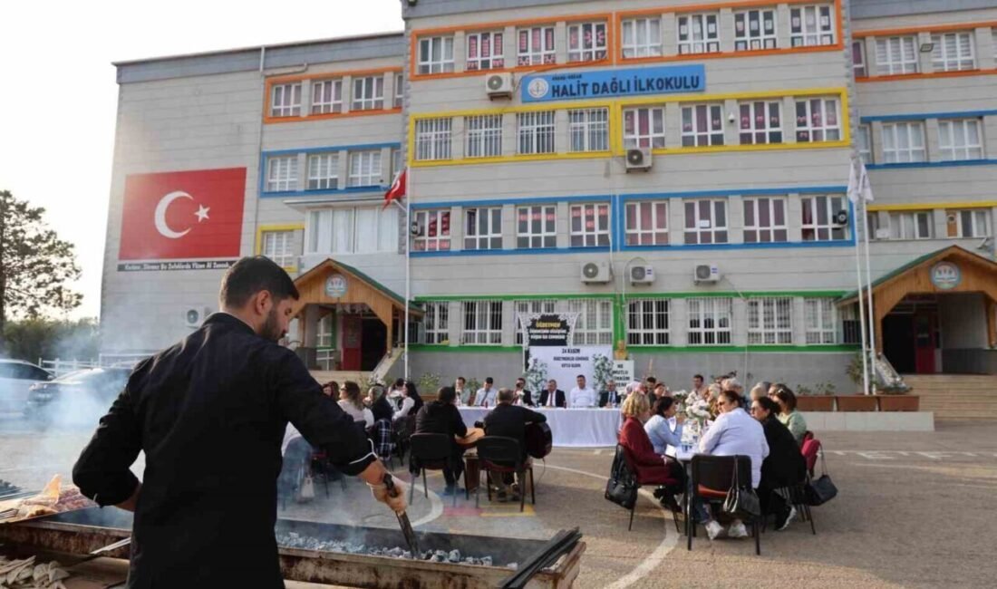 Adana’nın Kozan ilçesinde 24 Kasım Öğretmenler Günü, davul zurna ve