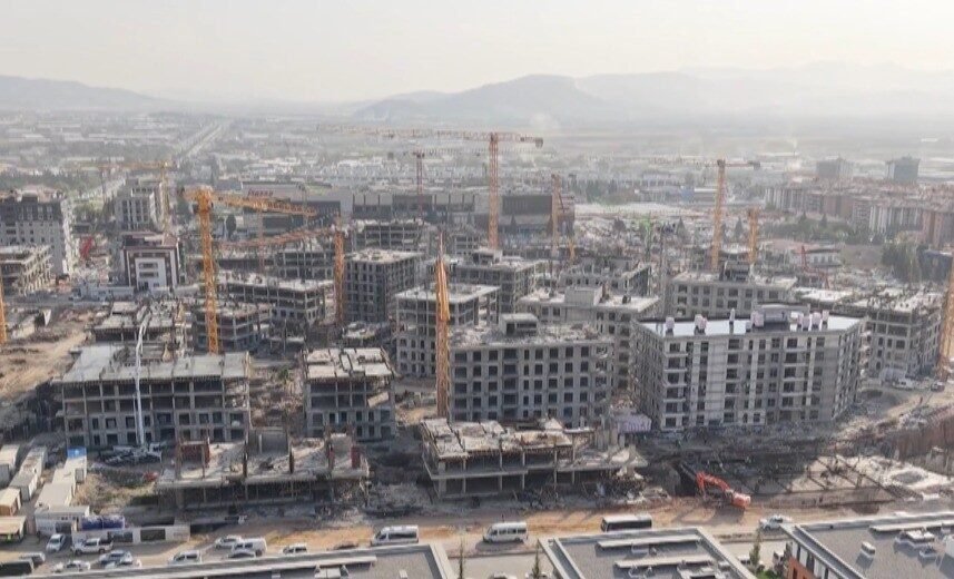 Kahramanmaraş’ta depremde ağır hasar alan Onikişubat Stadyumu’nun bulunduğu bölgede, afet