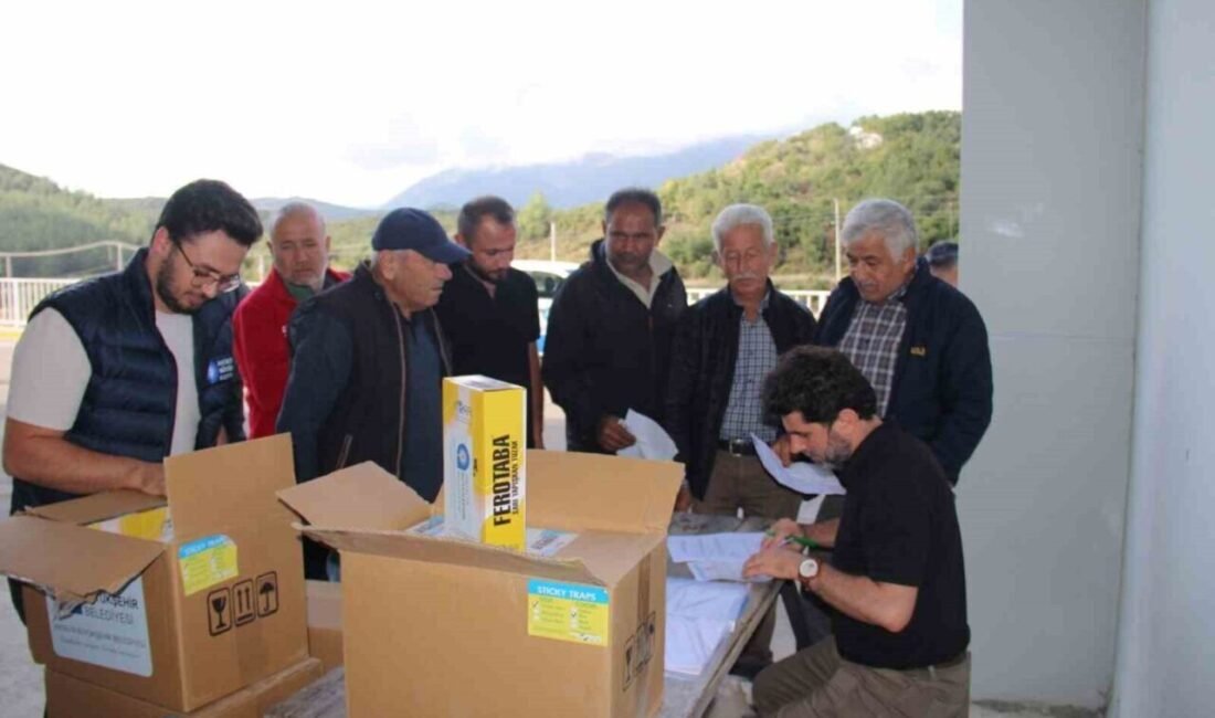 Antalya Büyükşehir Belediyesi, örtü altı üretimde bitki zararlılarıyla mücadele ve