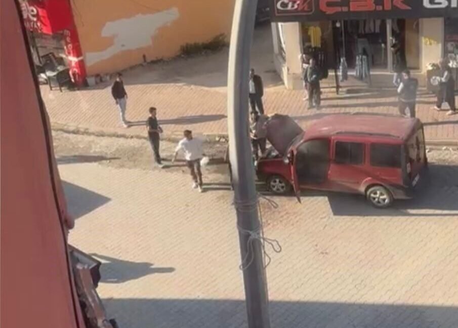 Osmaniye’nin Düziçi ilçesinde park halindeki hafif ticari araç, henüz belirlenemeyen