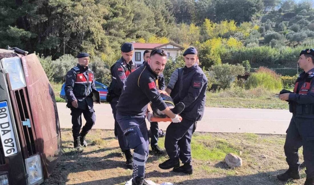 Osmaniye’nin Düziçi ilçesinde kontrolden çıkıp refüje çarparak yan yatan otomobilin