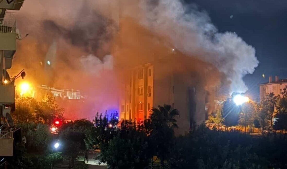 Osmaniye’nin Kadirli ilçesinde bir sitedeki binanın 2’nci katında çıkan yangın