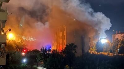 Osmaniye’nin Kadirli ilçesinde bir sitedeki binanın 2’nci katında çıkan yangın