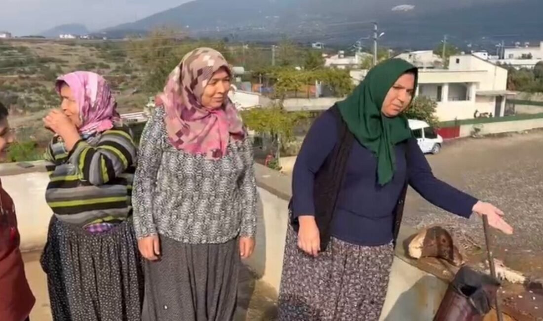 Osmaniye’nin Düziçi ilçesinde etkili olan sağanak yağış sırasında bir evin