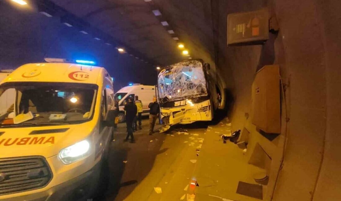 Osmaniye’nin Düziçi ilçesinde yolcu otobüsü ile tırın çarpıştığı kazada 5