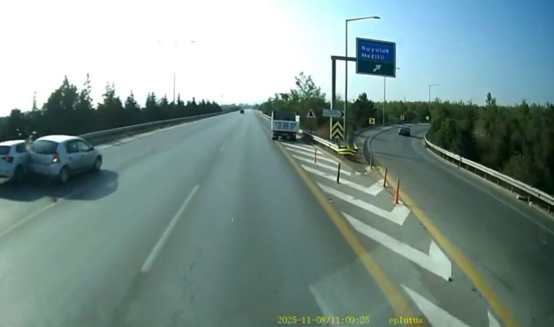 Mersin’de seyir halindeki bir otomobil, otobanda sol şeritte duran başka