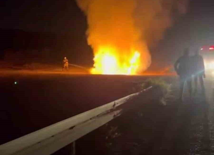 Hatay’da alevlere teslim olarak yanan otomobil kullanılmaz hale geldi. Yangın,
