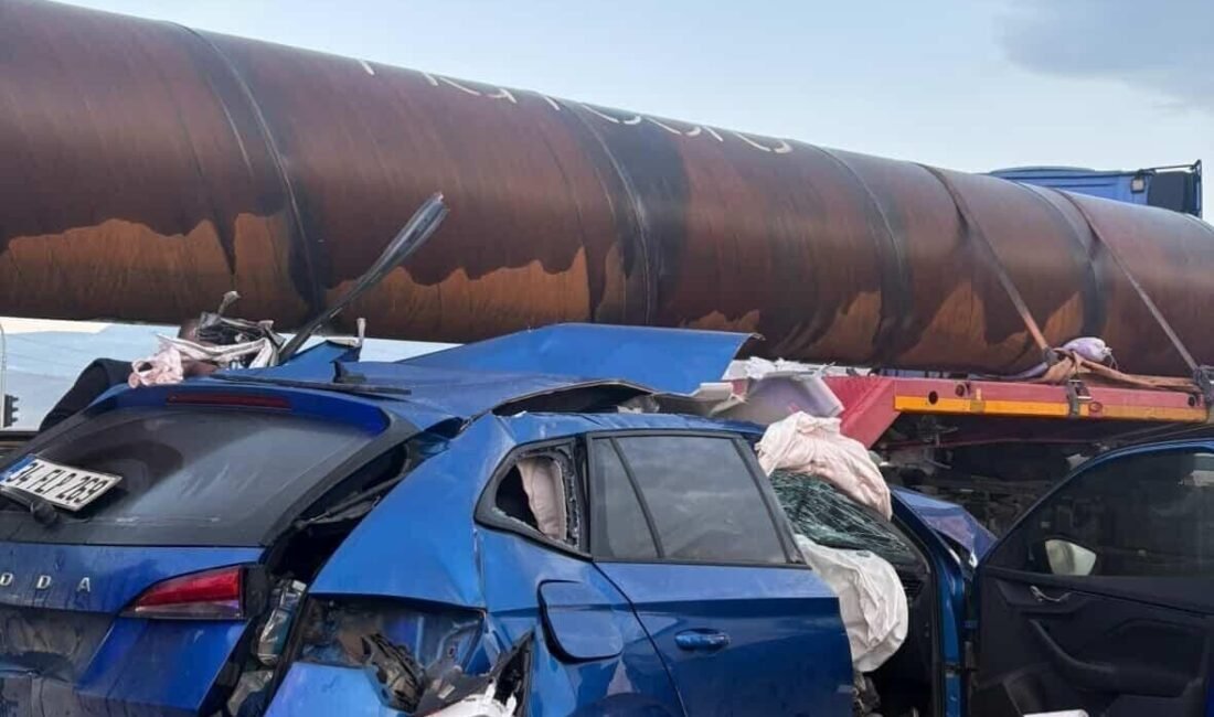 Hatay’da seyir halinde olan otomobil, demir boru yüklü tırla çarpıştı.