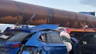 Hatay’da seyir halinde olan otomobil, demir boru yüklü tırla çarpıştı.