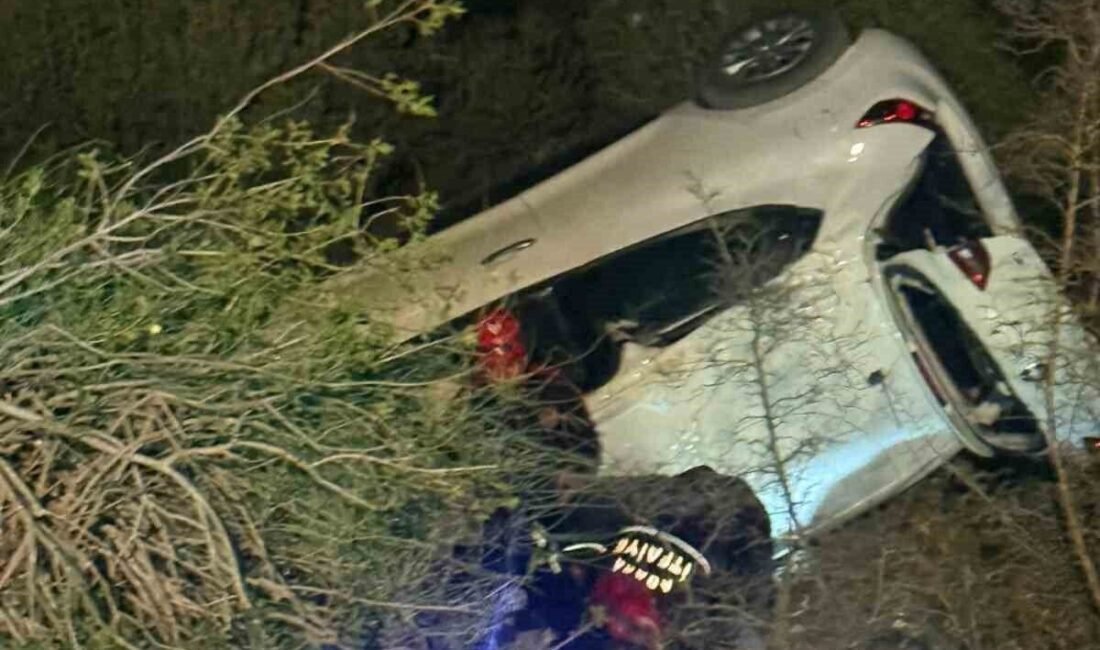 Adana’nın Sarıçam ilçesinde kontrolden çıkan otomobil şarampole devrildi, yaralanan sürücü