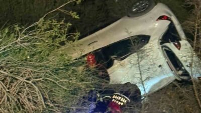 Adana’nın Sarıçam ilçesinde kontrolden çıkan otomobil şarampole devrildi, yaralanan sürücü