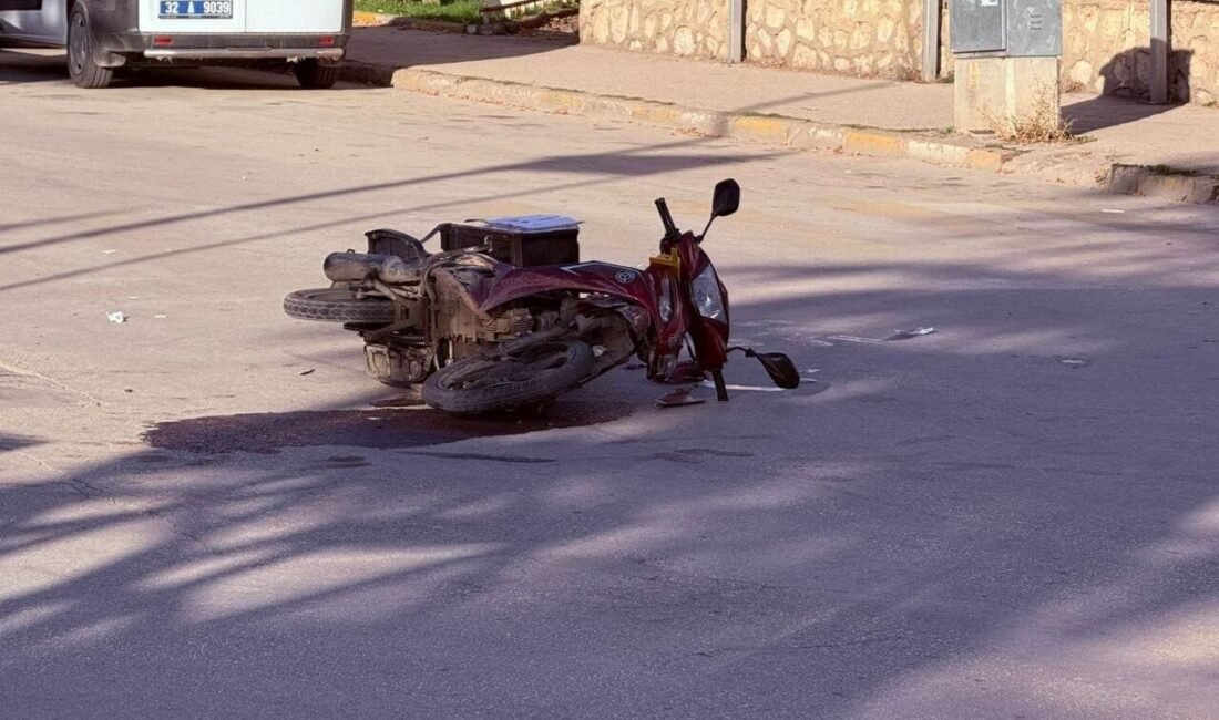 Isparta’nın Yalvaç ilçesinde otomobil ile motosikletin çarpıştığı kazada motosiklet sürücüsü