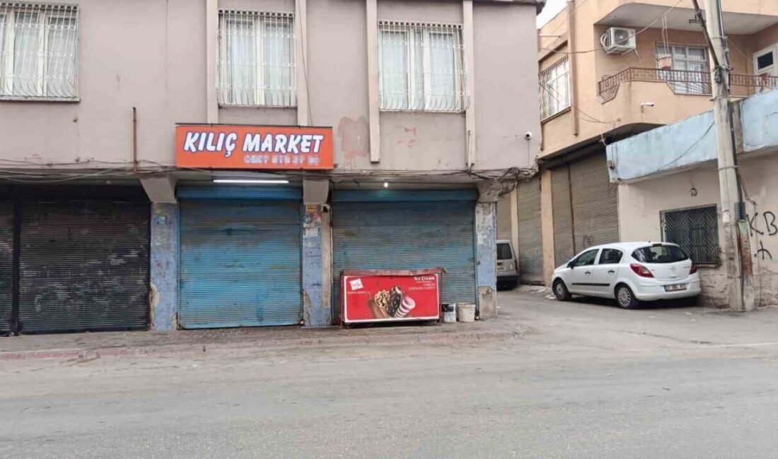 Adana’da sürücüsünün kontrolünden çıkan otomobilin bir marketin içerisine daldığı kazada