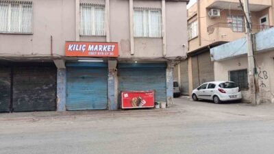 Adana’da sürücüsünün kontrolünden çıkan otomobilin bir marketin içerisine daldığı kazada