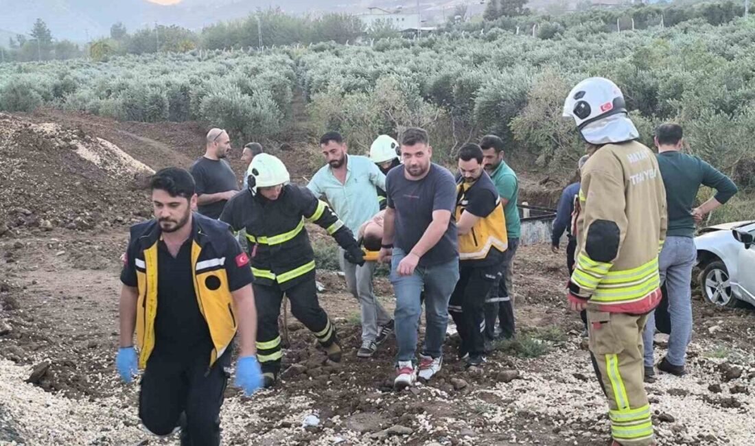 Hatay’ın Kırıkhan ilçesinde sürücünün direksiyon kontrolünü kaybettiği otomobil, zeytin bahçesine