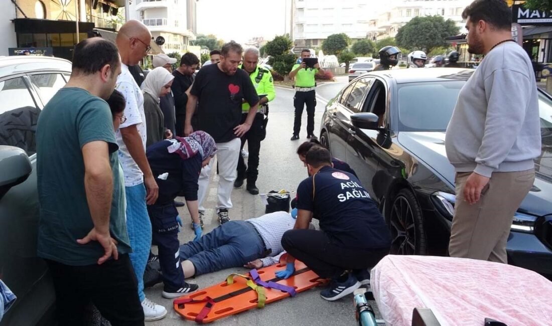 Antalya’nın Manavgat ilçesinde yolun karşısın geçmek isteyen yayaya otomobil çarptı.