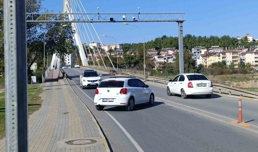 Antalya’nın Manavgat ilçesinde köprü girişinde aniden yola çıkan yayaya otomobil