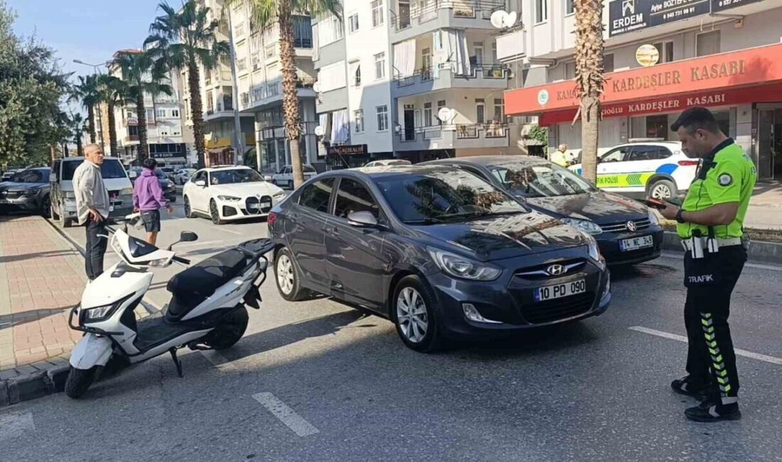 Antalya’nın Manavgat ilçesinde seyir halindeki otomobilin sağından geçmek isteyen motosiklet