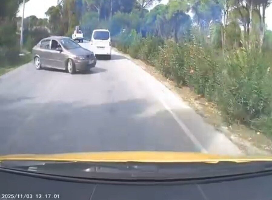 Antalya’nın Aksu ilçesinde meydana gelen kazada, kontrolünü kaybeden otomobil, ticari