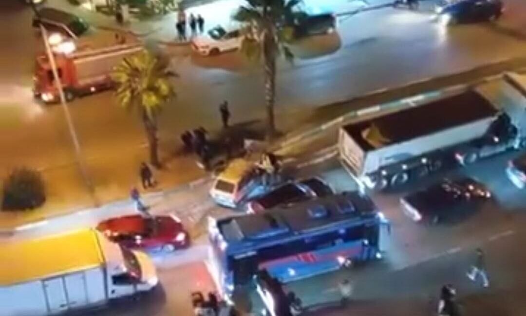 Adana’da otomobilin tıra arkadan çarpması sonucu sürücü yaralandı, o anlar