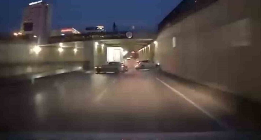 Adana’da sürücü makas attığı sırada kontrolünden çıkan otomobil, yan şeritteki