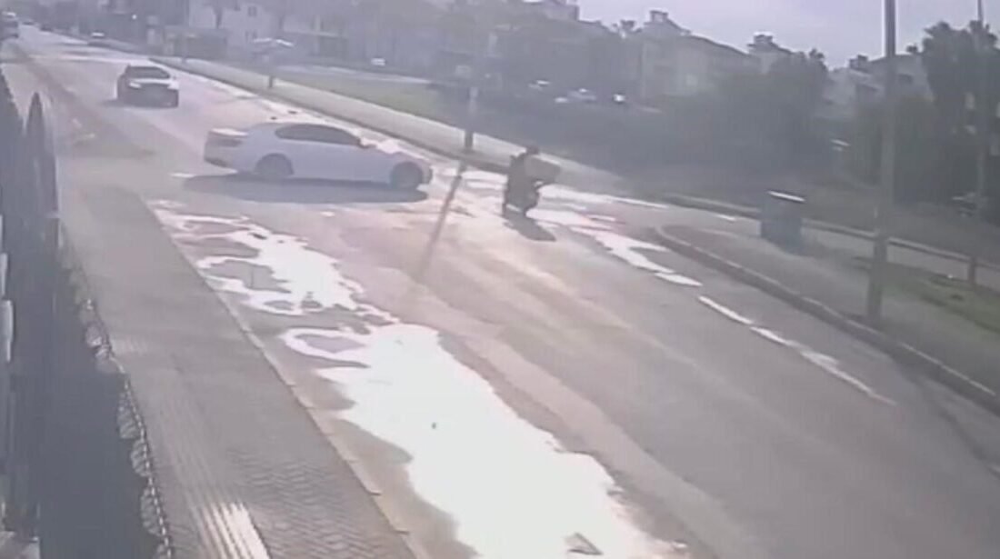 Antalya’nın Serik ilçesinde otomobil ile motosikletli kuryenin çarpışması sonucu motosiklet