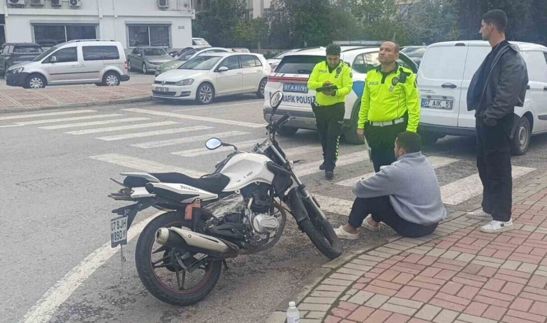Antalya’nın Manavgat ilçesinde meydana gelen kazada hafif yaralanan motosiklet sürücüsü