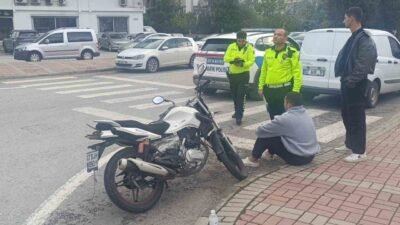 Antalya’nın Manavgat ilçesinde meydana gelen kazada hafif yaralanan motosiklet sürücüsü