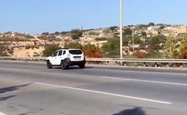 Mersin’de otoyolda geri giden bir sürücüyü vatandaş cep telefonu kamerasıyla