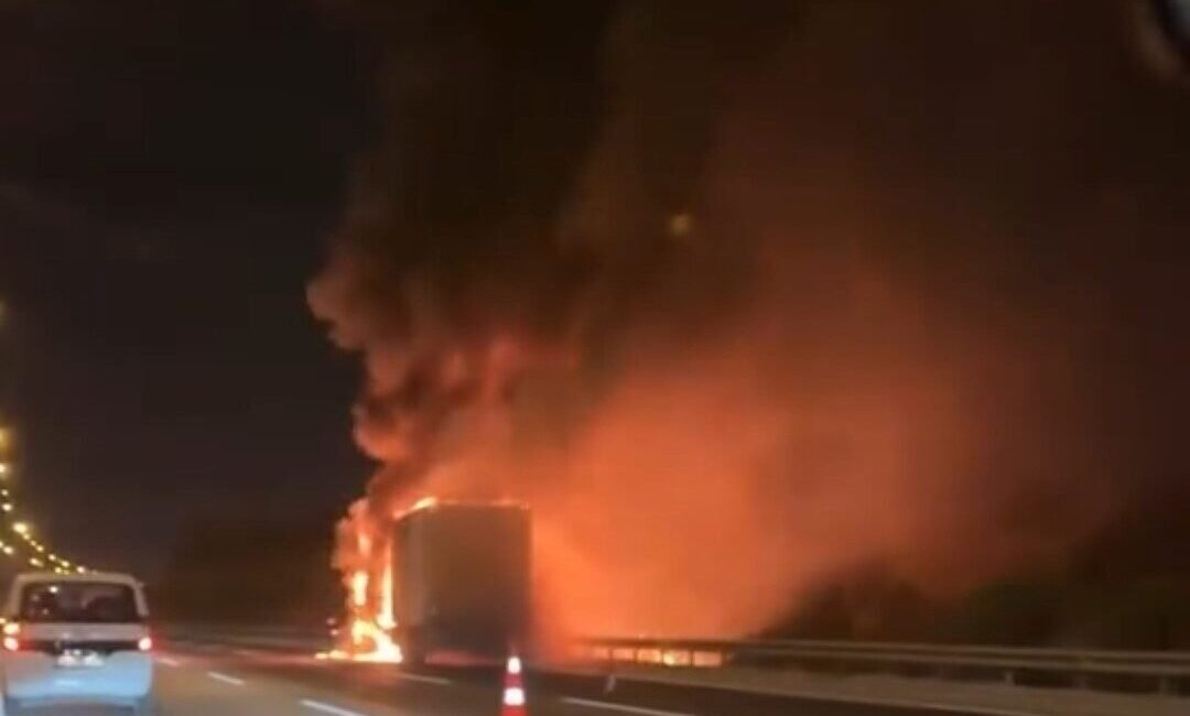 Adana’da otoyolda seyir halindeki tır alev alev yandı. Alınan bilgiye