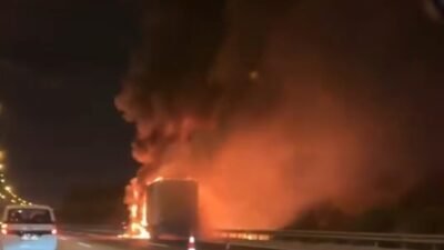 Adana’da otoyolda seyir halindeki tır alev alev yandı. Alınan bilgiye