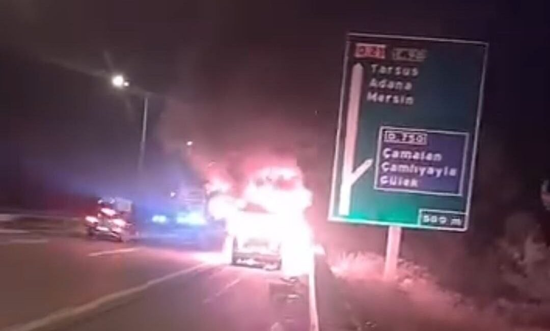 Adana’da seyir halindeyken yanan otomobil kullanılamaz hale geldi. Edinilen bilgiye