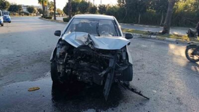 Antalya’nın Manavgat virajı alamayan otomobil refüjdeki palmiyeye çarpması sonucu meydana