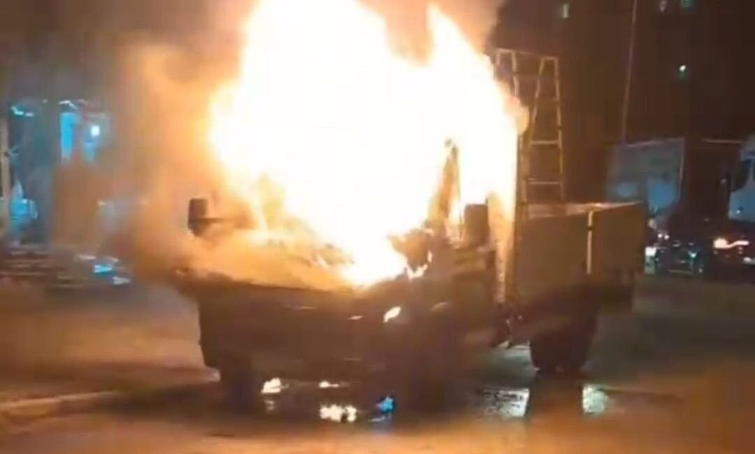 Adana’da gece park halindeki kamyonet yanarak kullanılamaz hale geldi. Edinilen