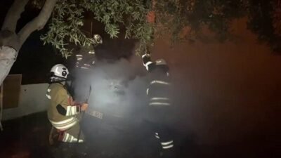 Hatay’da park halindeyken alevlere teslim olan otomobil yanarak kullanılmaz hale